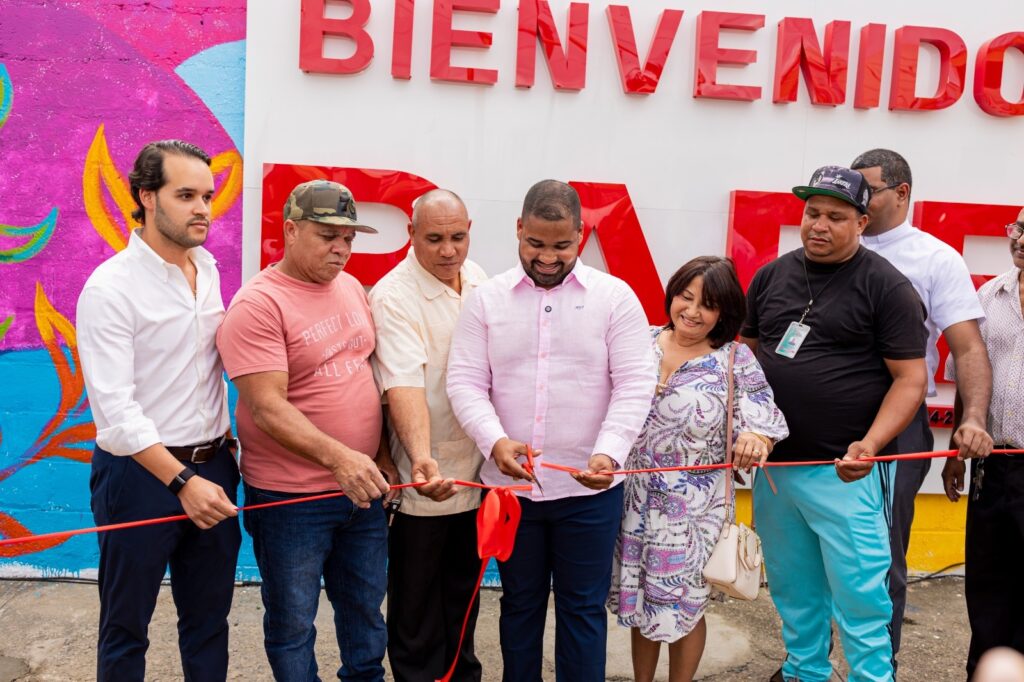 Regidor Robinson Cabrera junto a comunitarios inaugurando el nuevo sistema de cámaras y WiFi en la entrada de Rafey, Santiago.