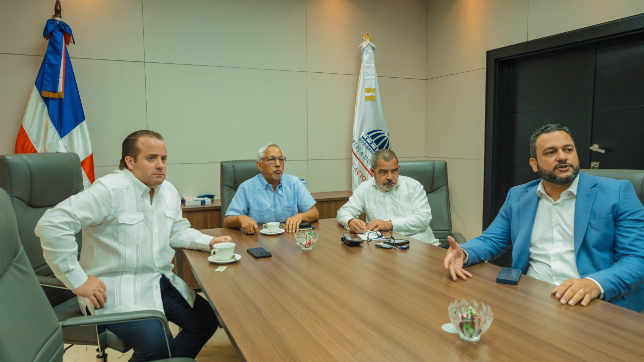 el ministro de la Presidencia, José Ignacio Paliza, y el ministro de Educación, Ángel Hernández.