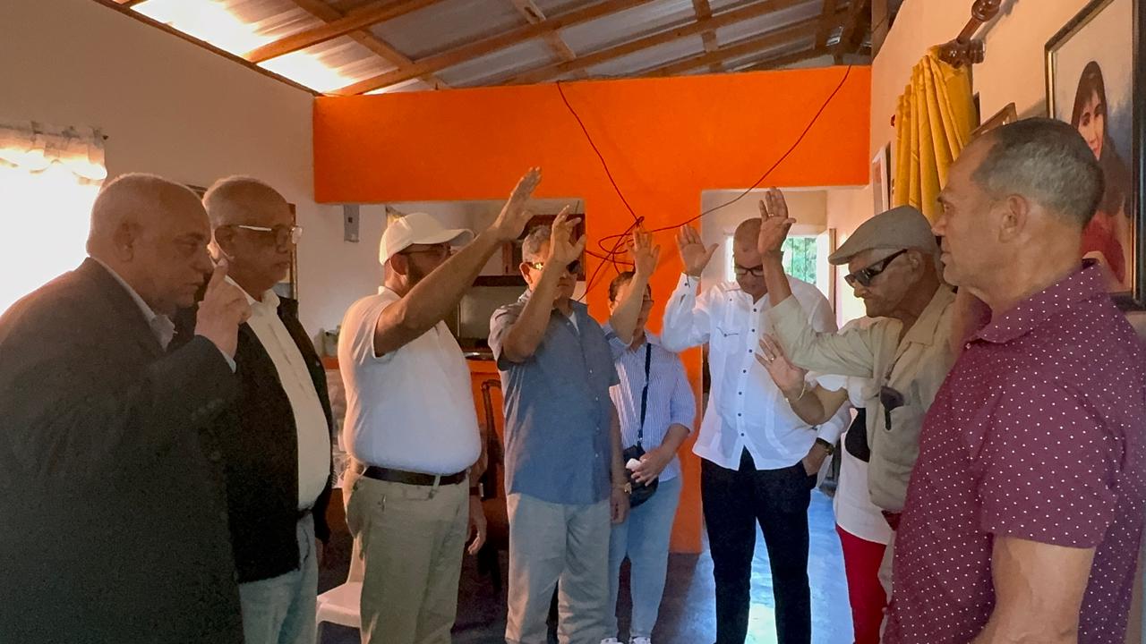 Joel Almonte juramentando al dirigente comunitario Santiago Uceta Minier en Maizal, Valverde.