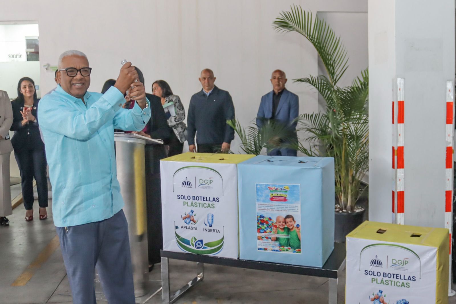 Licenciado Juan Rosa y equipo de la DGJP en el lanzamiento de la campaña de reciclaje Tapitas por Quimio.
