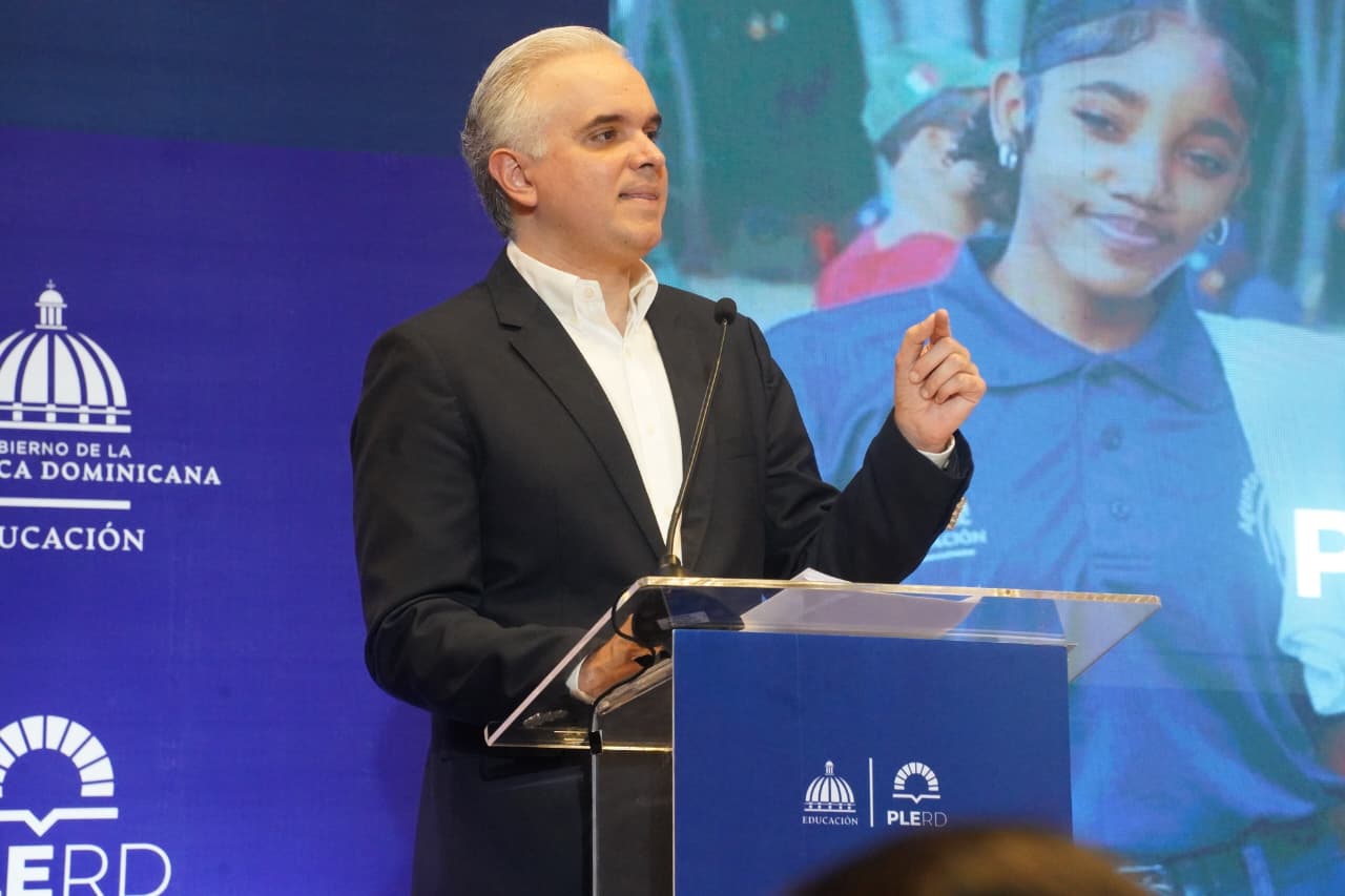 Ministro Luis Miguel De Camps conversando con estudiantes en el Seminario de Buenas Prácticas de Voluntariado.