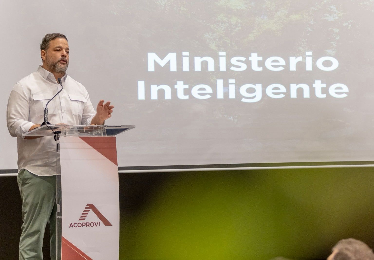 Ministro Paíno Henríquez en el encuentro de ACOPROVI sobre permisología eficiente.