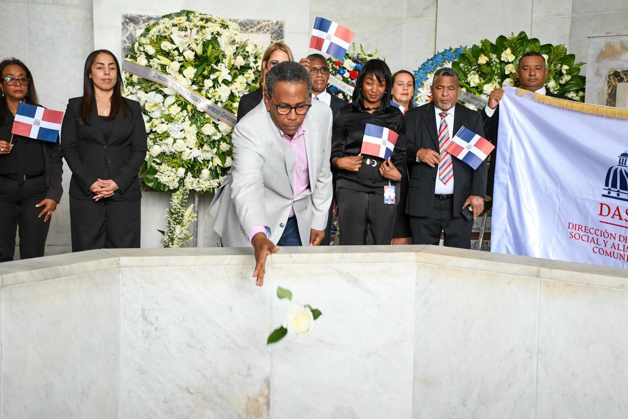 Edgar Augusto Féliz Arbona depositando ofrenda floral en el Altar de la Patria junto a funcionarios de DASAC.