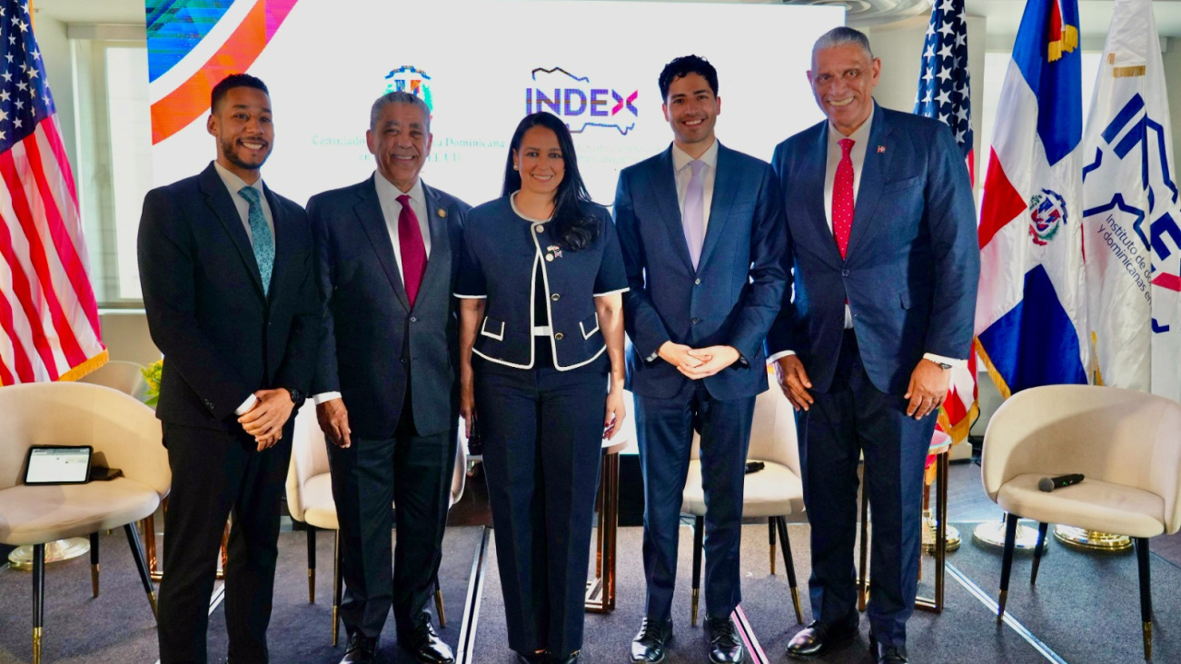 Celinés Toribio y Jesús Vásquez junto a líderes electos dominicanos en el Foro de Nueva York 2026.